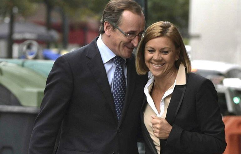 -FOTODELDIA- GRA354. BILBAO, 16/10/2015.- La secretaria general del PP, María Dolores de Cospedal (d), junto al ministro de Sanidad, Alfonso Alonso (i), a su llegada a la reunión de la Junta Directiva de los populares vascos, en la que se formaliza el nombramiento Alonso como nuevo presidente del partido en la comunidad, en sustitución de Arantza Quiroga. EFE/Miguel Toña