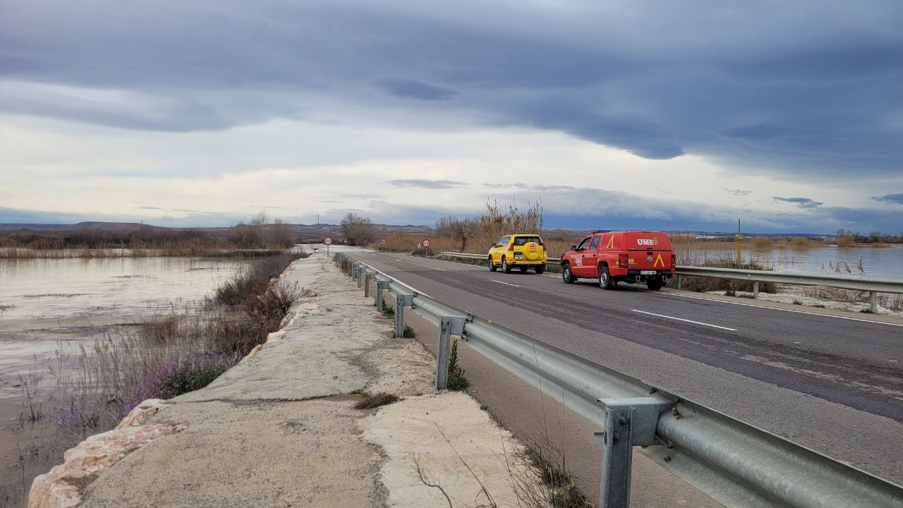 Cortada la CTRA. A-1107 TM de Pina De Ebro debido a la crecida ordinaria del río Ebro