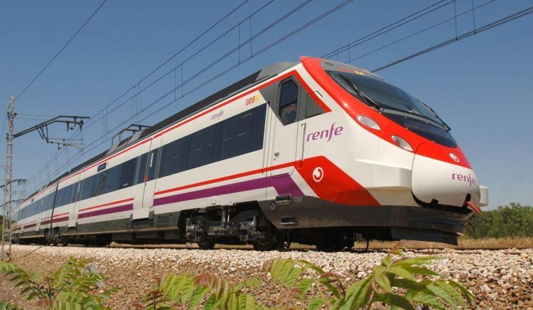 Una de las unidades de Renfe circulando por las vías