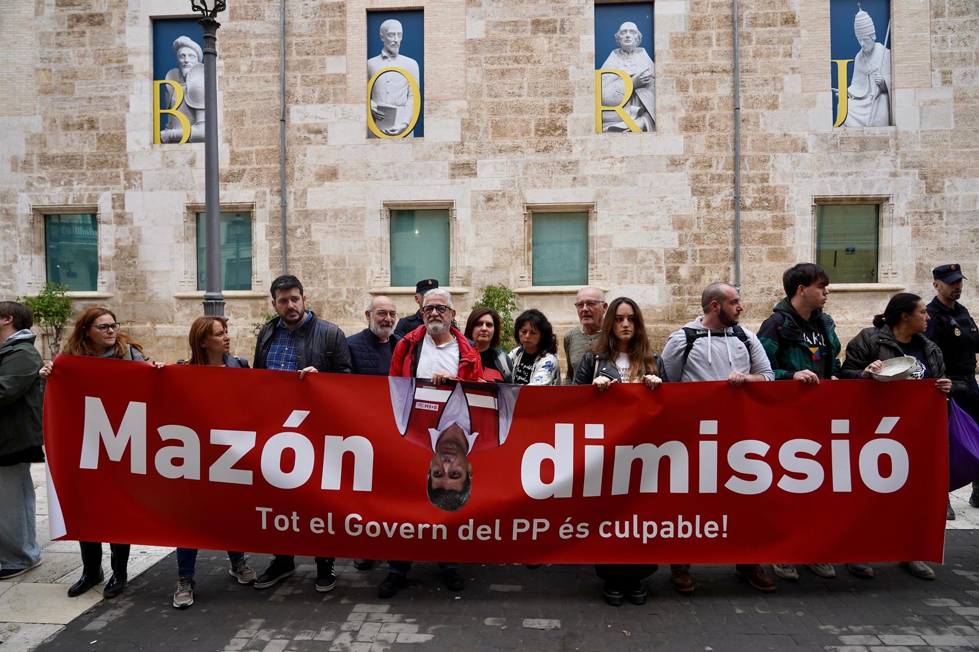 Manifestantes exigen frente a Les Corts la dimisión de Carlos Mazón en el día de su comparecencia sobre la gestión de la DANA.