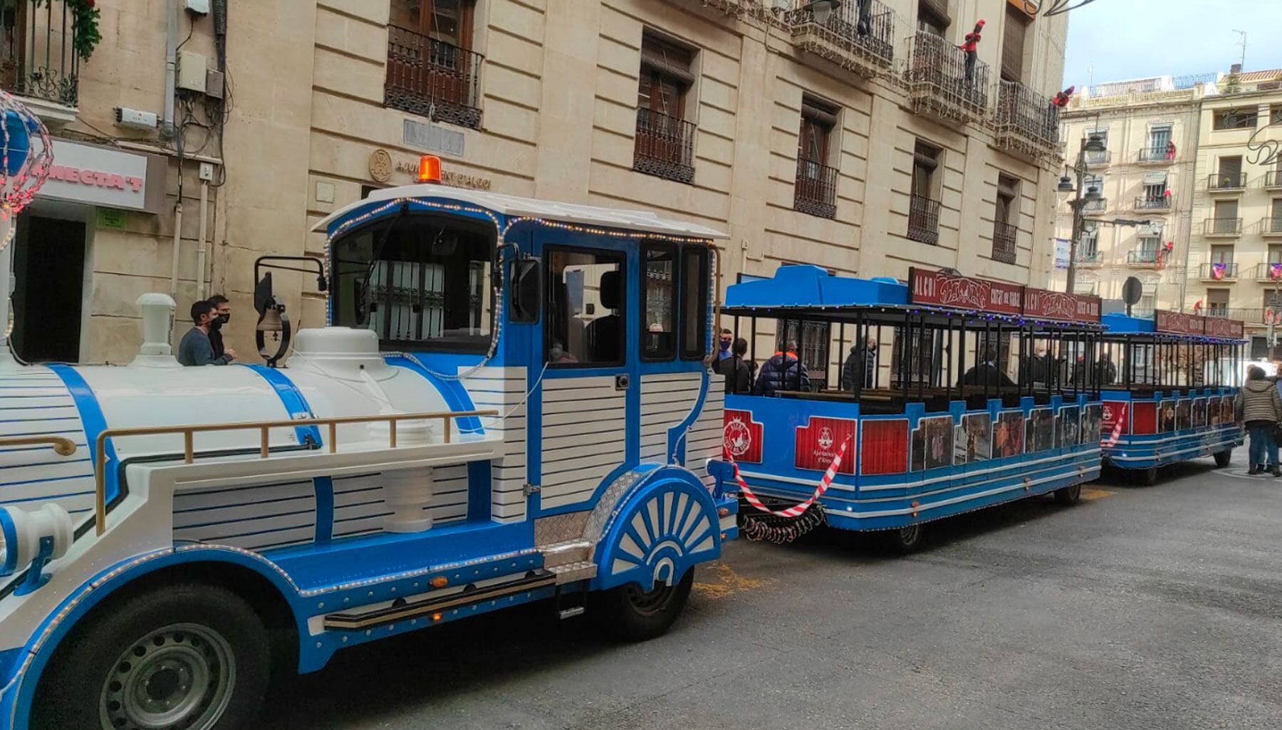 Imagen de una edición anterior del tren de Tirisiti en su parada en el carrer Sant Llorenç, 2