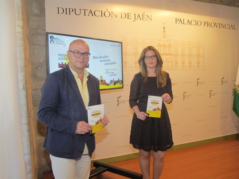 El diputado de Promoción Provincial, Manuel Fernández y la coordinadora provincial del Insituto Andaluz de la Juventud, Ana Morillo, en la presentación de nuevas actividades de la acción promocional de la &quot;Ruta de los Castillos y las Batallas&quot; de la Diput