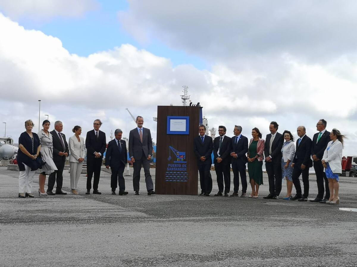 Felipe VI recorre el puerto de Santander, que encara su futuro tras 150 años