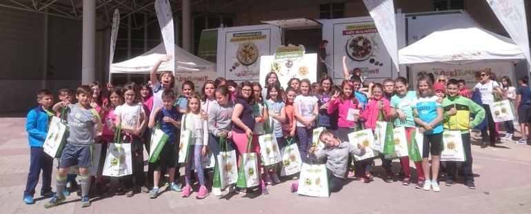 Escolares del colegio Duque de Riánsares posando ante el Aceituning Tour