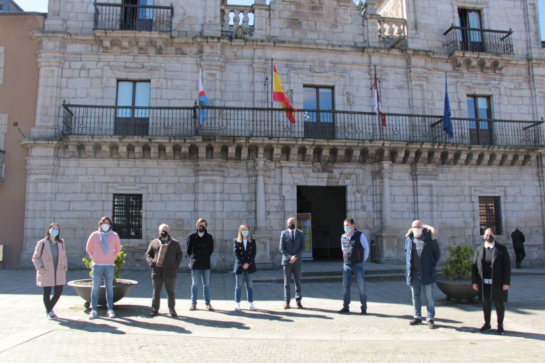 El alcalde de Ponferrada y la concejala de comercio junto a la representación de Ponferrada Es Comercio