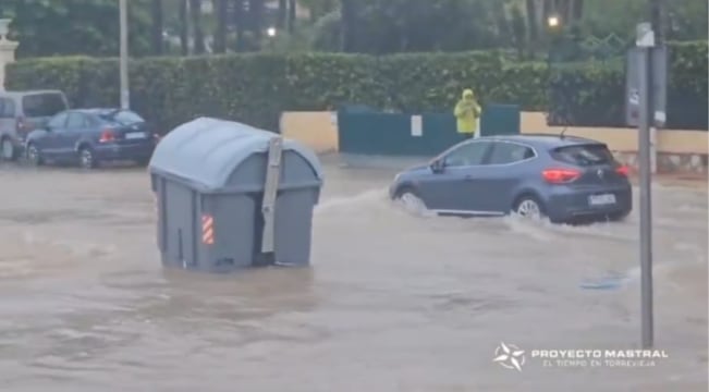 Calles anegadas en la Vega Baja y vigilancia por posibles crecidas en barrancos entre los ríos Serpis y Girona en el interior de Alicante