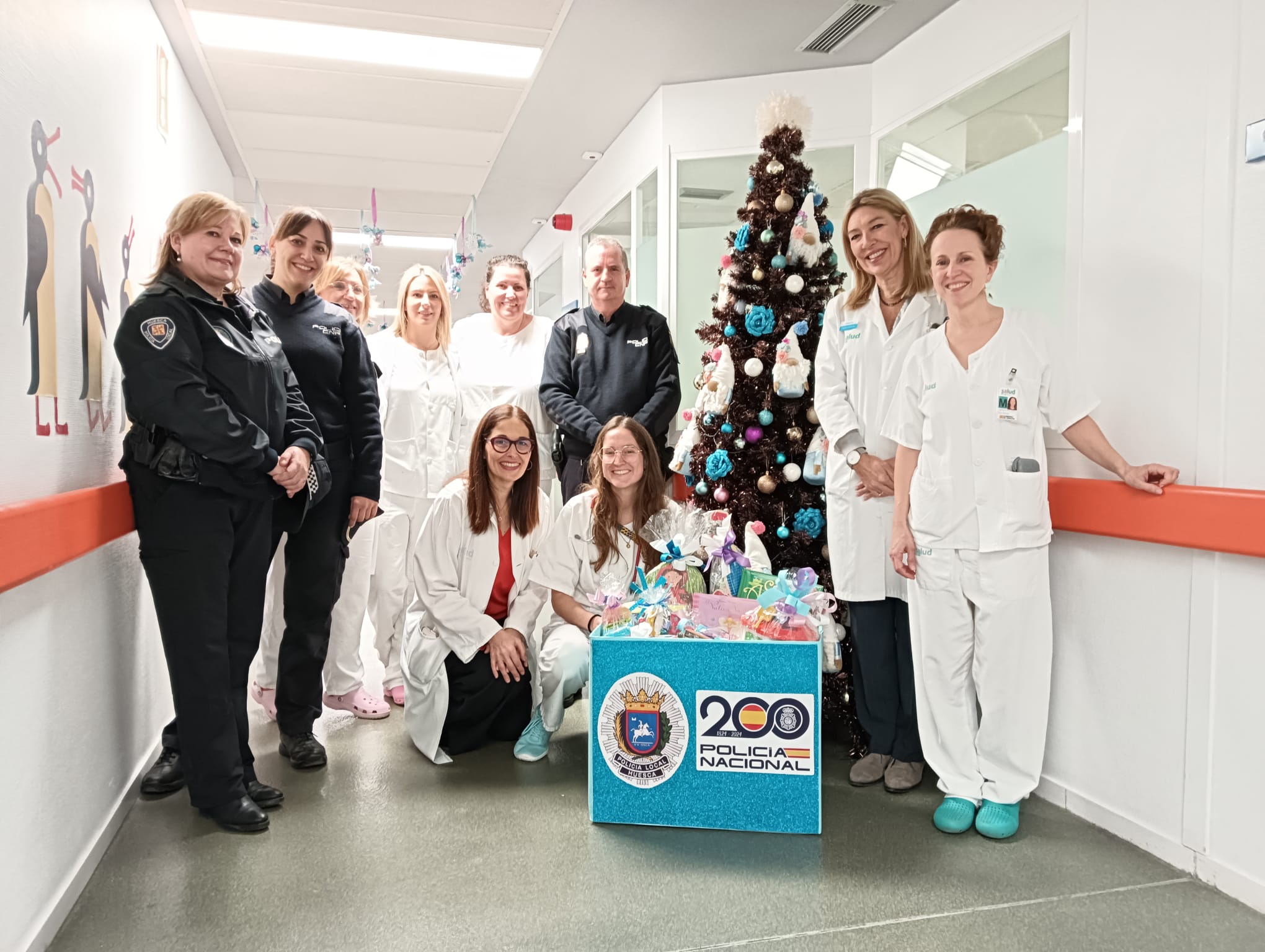 Policía en el área de Pediatría del Hospital San Jorge en Huesca
