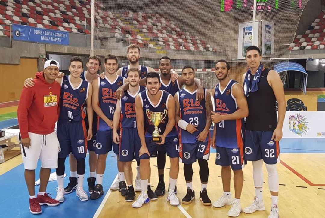 El Club Ourense Baloncesto, le ganaba en el penúltimo partido de pretemporada al Básquet Coruña por 72 a 85, alzándose con el trofeo Teresa Herrera