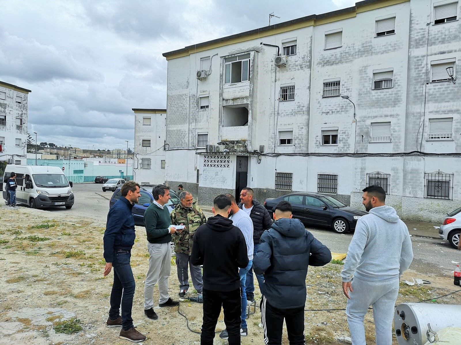 Antonio Saldaña durante su visita a la barriada de El Chicle