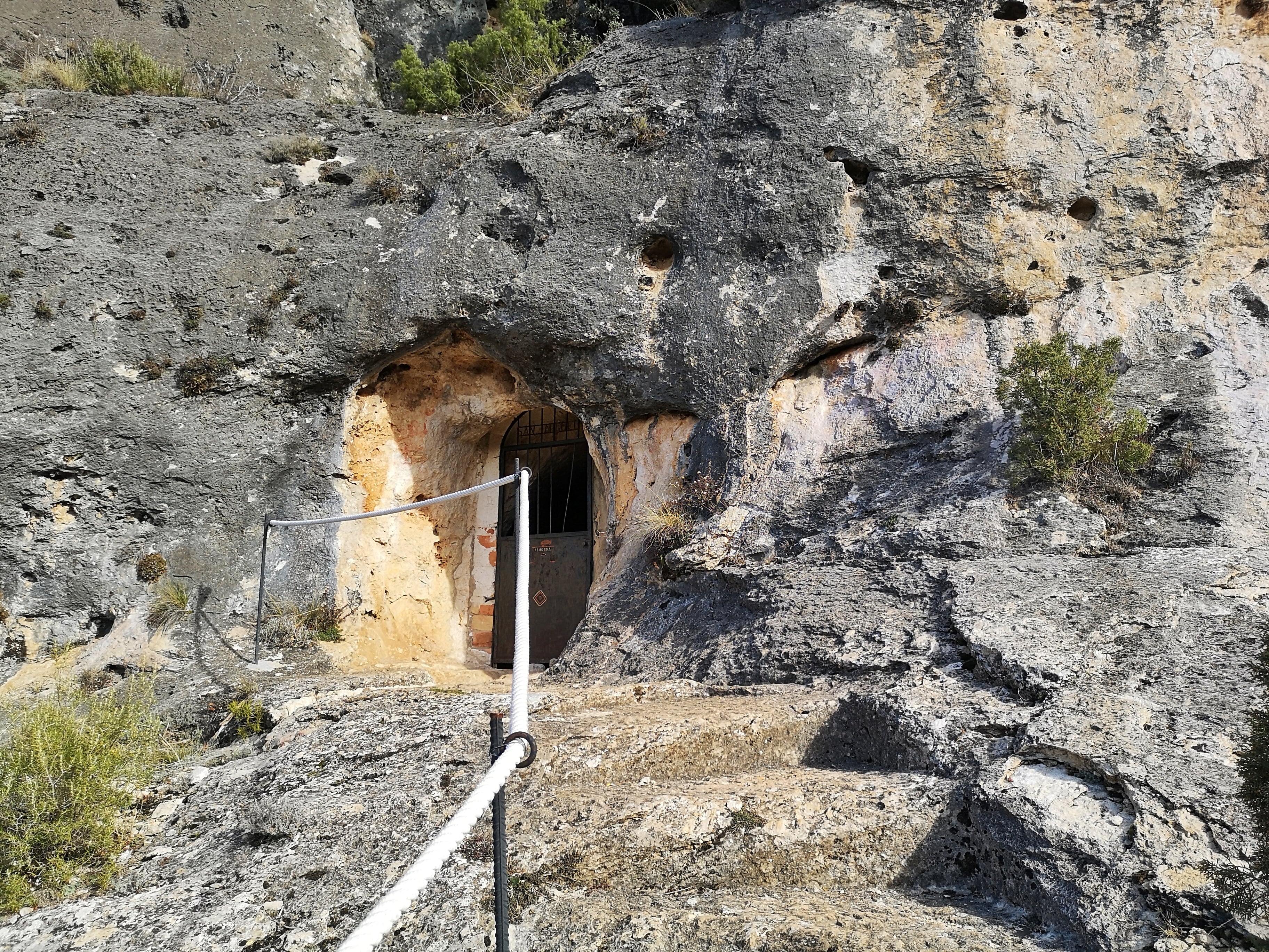 Ermita de San Miguel excavada en la pared rocosa de la hoz del mismo nombre en Cuenca.