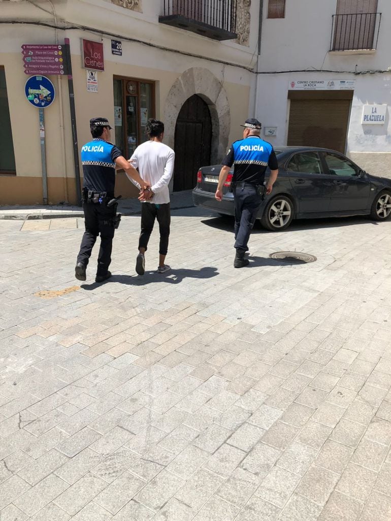 El vecino de la localidad, durante su detención el pasado miércoles