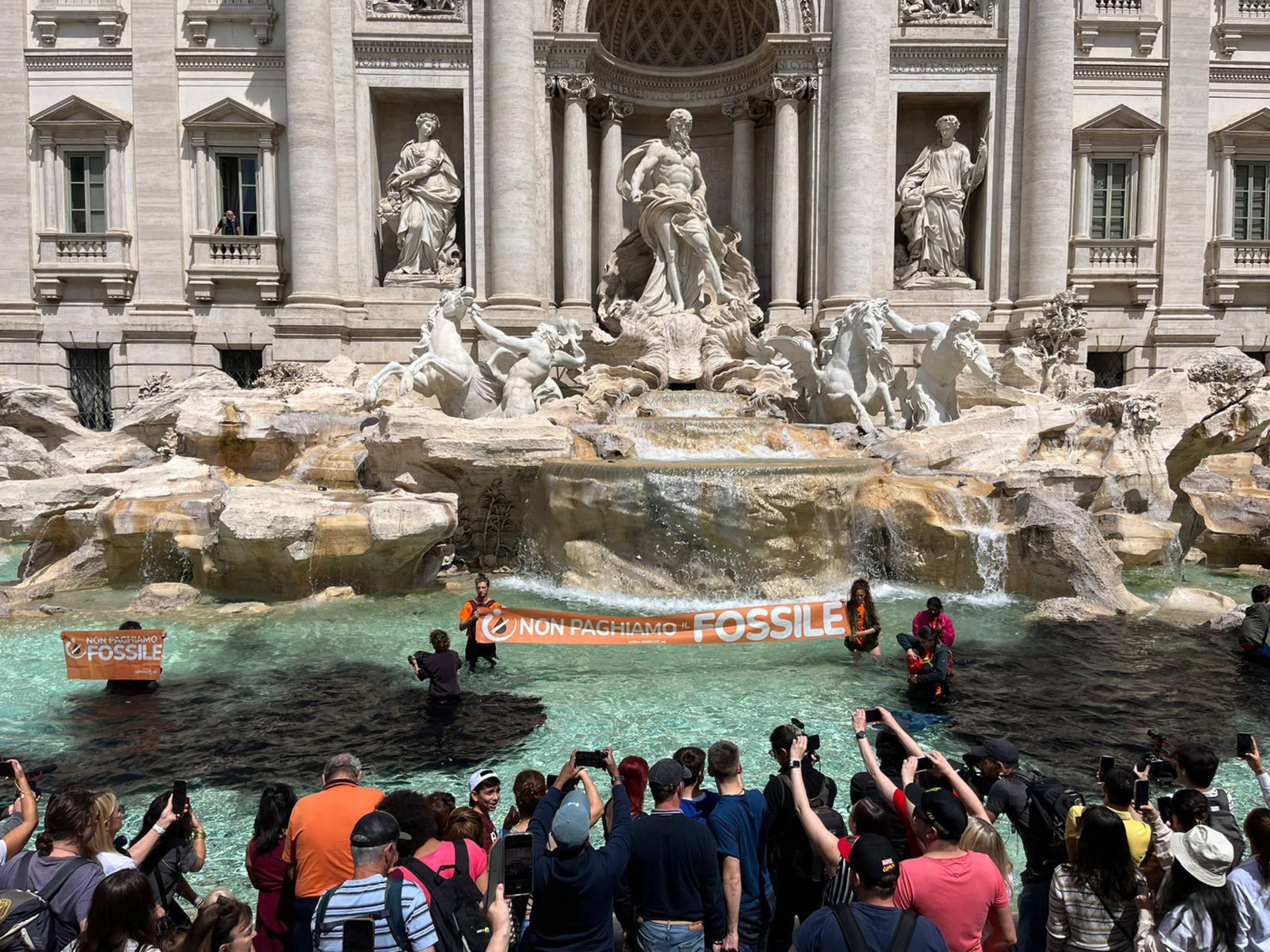 Activistas climáticos del grupo &#039;Last Generation&#039; dentro de la Fontana de Trevi