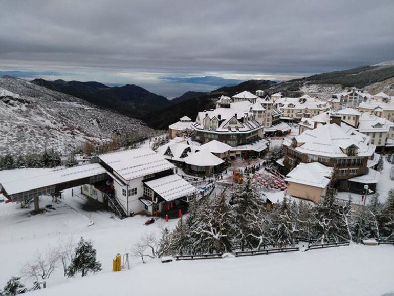 Aspecto de la urbanización de Pradollano, en la estación de esquí de Sierra Nevada(Granada), tras la nevada de este miércoles