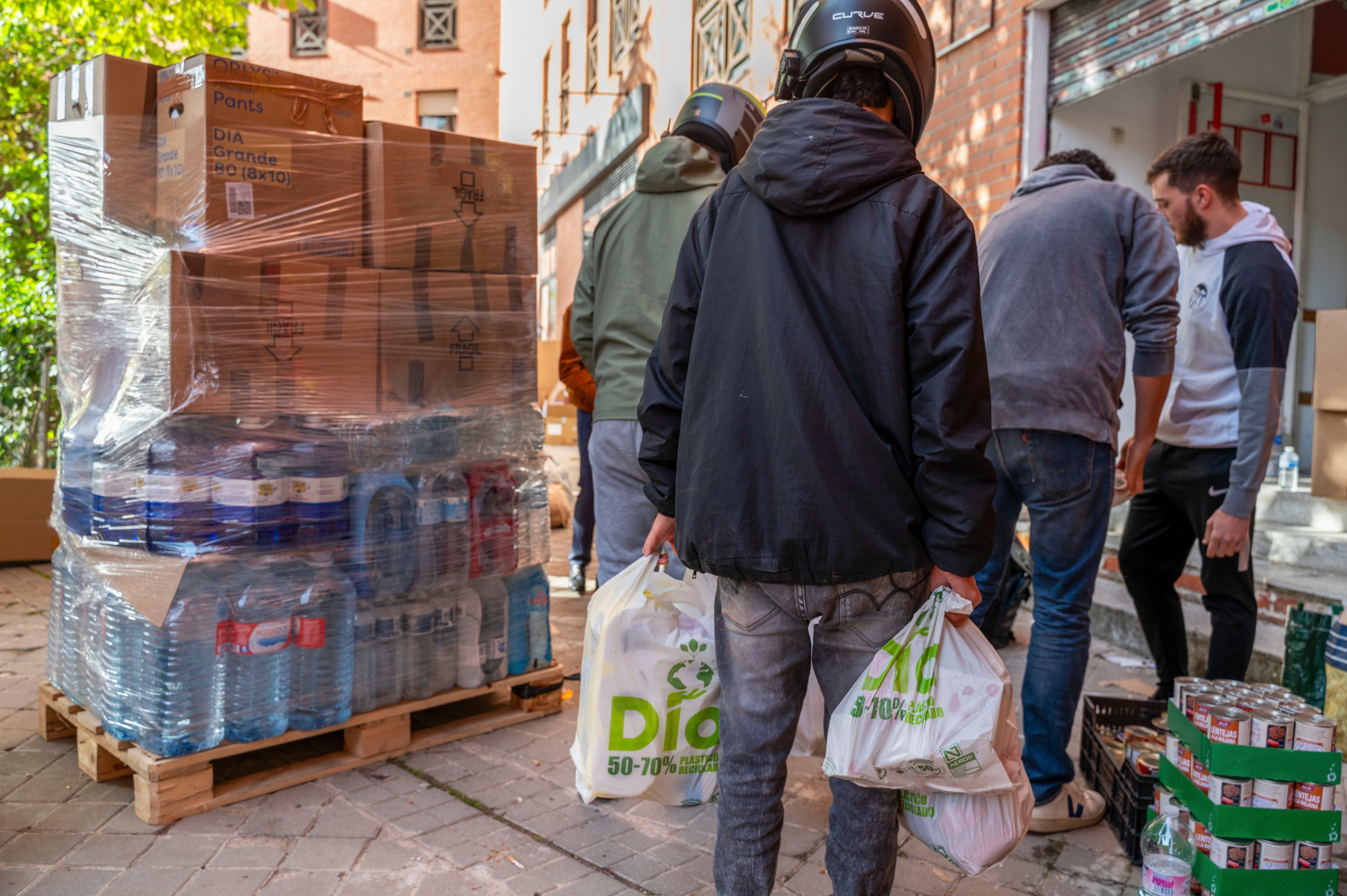 Grupos de personas ayudan en la recogida de alimentos no perecederos, agua y productos de primera necesidad para enviar a Valencia para afectados por el temporal. EFE/ Fernando Villar