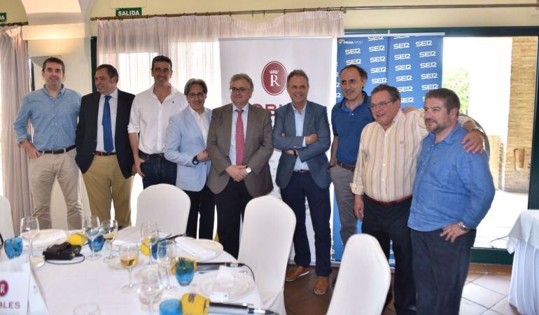 De izquierda a derecha, Florencio Ordóñez, Jesús Gómez, jefe de Prensa del Sevilla FC; Manolo Aguilar, Pedro Robles, del Restaurante Robles Aljarafe; Antonio Yélamo, director de Radio Sevilla y de la Cadena SER en Andalucía; Joaquín Caparrós, Santiago Ort