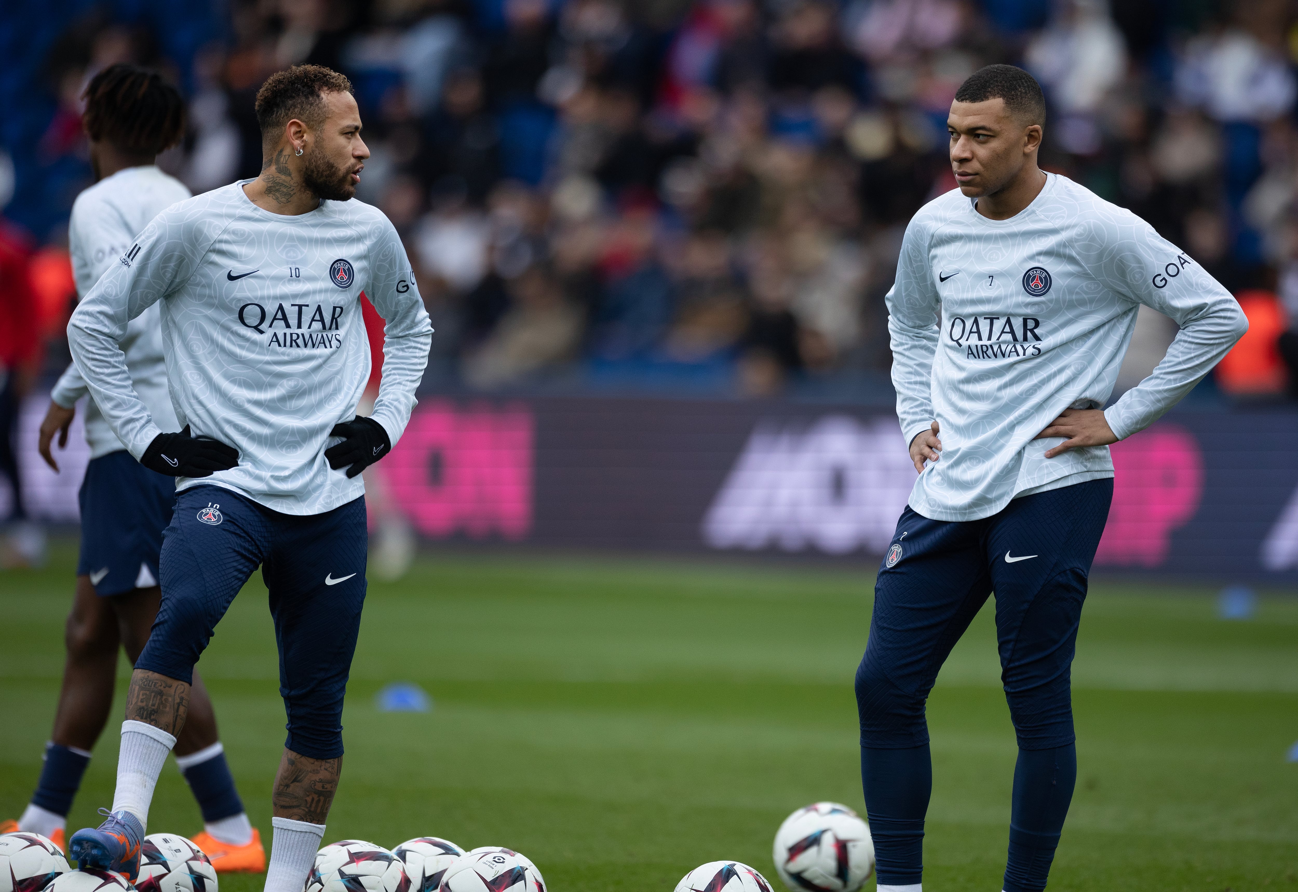 Neymar Jr. y Kylian Mbappé calientan antes de un partido con el PSG