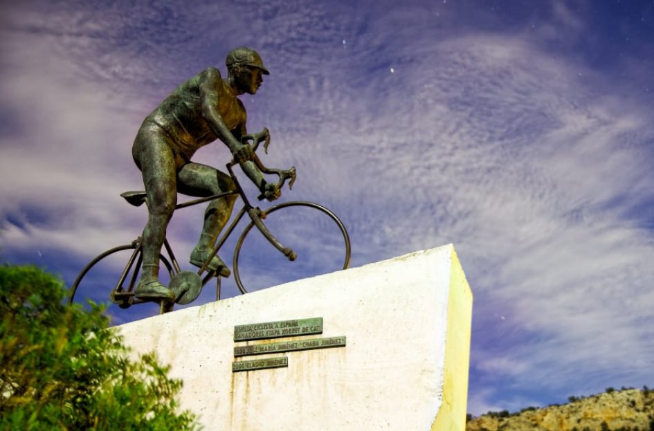 &quot;Monumento al Ciclista&quot; en Xorret del Catí (Alicante) antes de ser robado de su emplazamiento