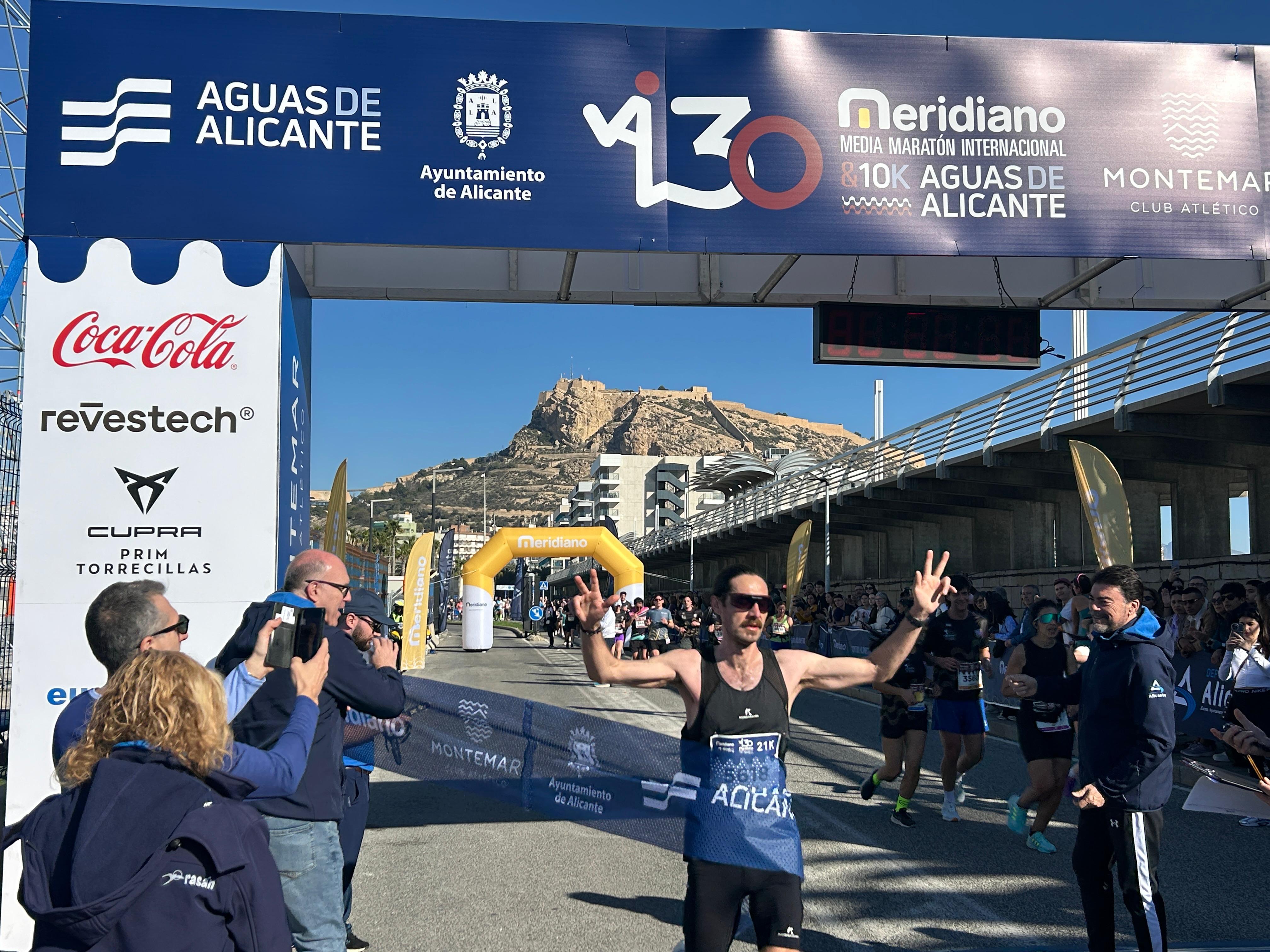 El atleta alemán Juan Lukas Becker cruza la meta de la Media Maratón de Alicante. Foto: Ayuntamiento de Alicante