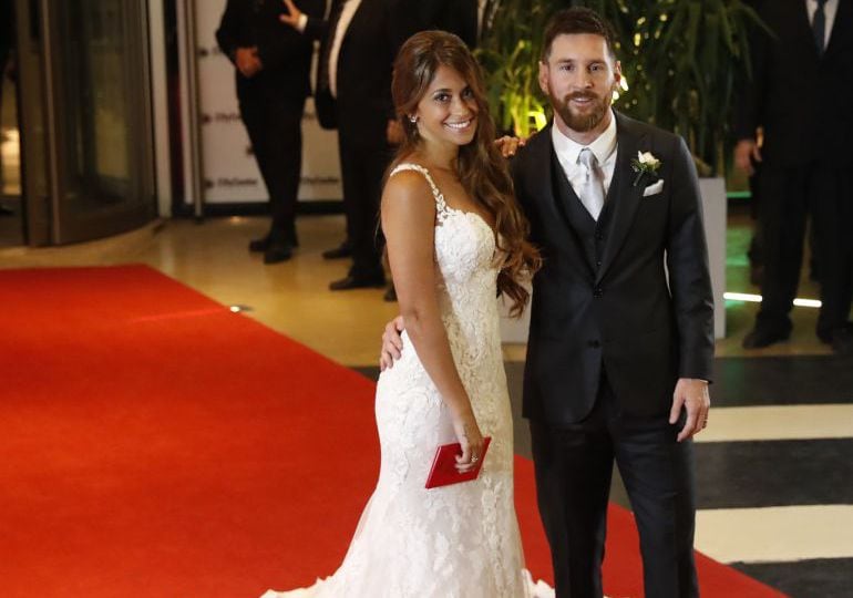 Messi y Antonela en la alfombra roja durante su boda.