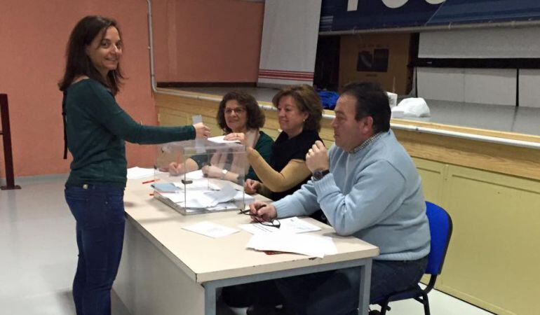 La Secretaria General del PSOE-M, Sara Hernández, votando este fin de semana sobre la pregunta planteada por la Ejecutiva Federal.