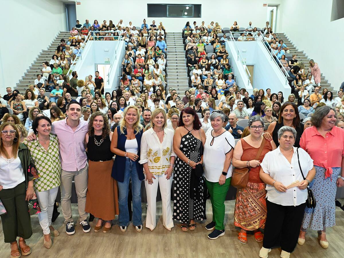 La alcaldesa da la bienvenida al equipo de 362 auxiliares que se incorporan al Servicio de Ayuda a Domicilio