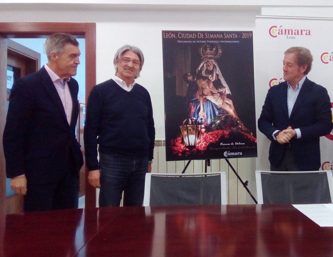 Javier Cepedano (i.), presidente de la FELE, Eusebio Aláiz (c.), autor del cartel, y Javier Vega (d.), presidente de la Cámara de Comercio