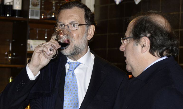 Mariano Rajoy y el presidente de la Junta de Castilla y León, Juan Vicente Herrera, tomando un vino al término de la reunión de la Junta Directiva del PP de Castilla y León, el viernes pasado