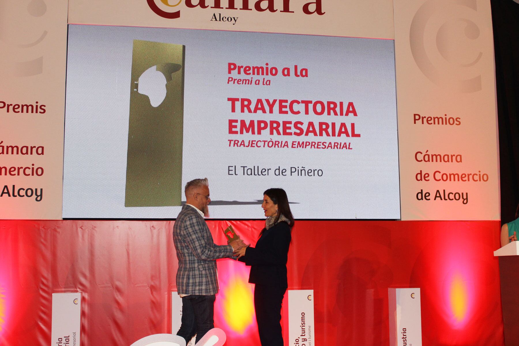 José Miguel Piñero recibe de manos de la consellera Ruth Merino el premio a la trayectoria de la Cámara de Comercio