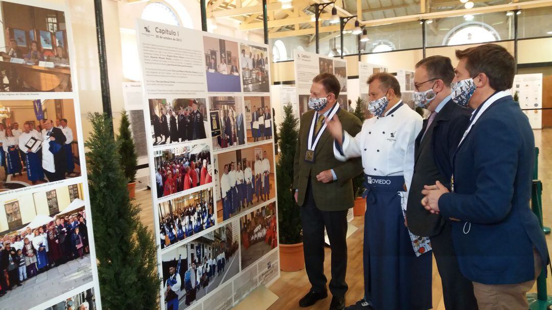 De izquierda a derecha, el alcalde, el cofrade mayor de El Desarme, el concejal de Hostelería, y el presidente de la patronal turística OTEA, visitan la exposición dedicada a la fista gastronómica horas antes de su clausura. 