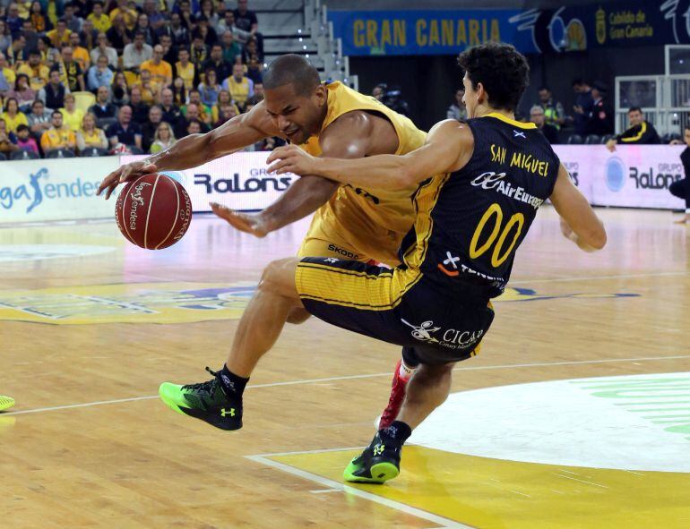 El ala pívot del Herbalife Gran Canaria Eulis Báez (i), y el base del Iberostar Tenerife Rodrigo San Miguel, durante el partido de la jornada 18 de la liga ACB que ambos equipos disputaron hoy en el Gran Canaria Arena, en Las Palmas de Gran Canaria.