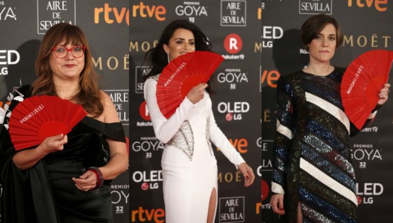 Las directoras galardonadas Isabel Coixet y Carla Simón y la actriz Penélope Cruz a su llegada a los Premios Goya, luciendo los abanicos feministas