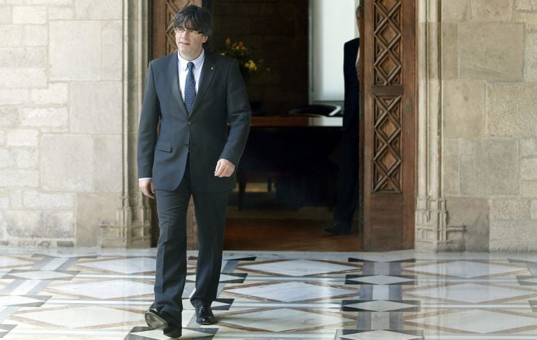 El presidente de la Generalitat, Carles Puigdemont, sale de su despacho para recibir al alcalde de Artesa de Lleida, Pere Puiggros, el primer edil que ha pedido una reunión con el nuevo jefe del Govern