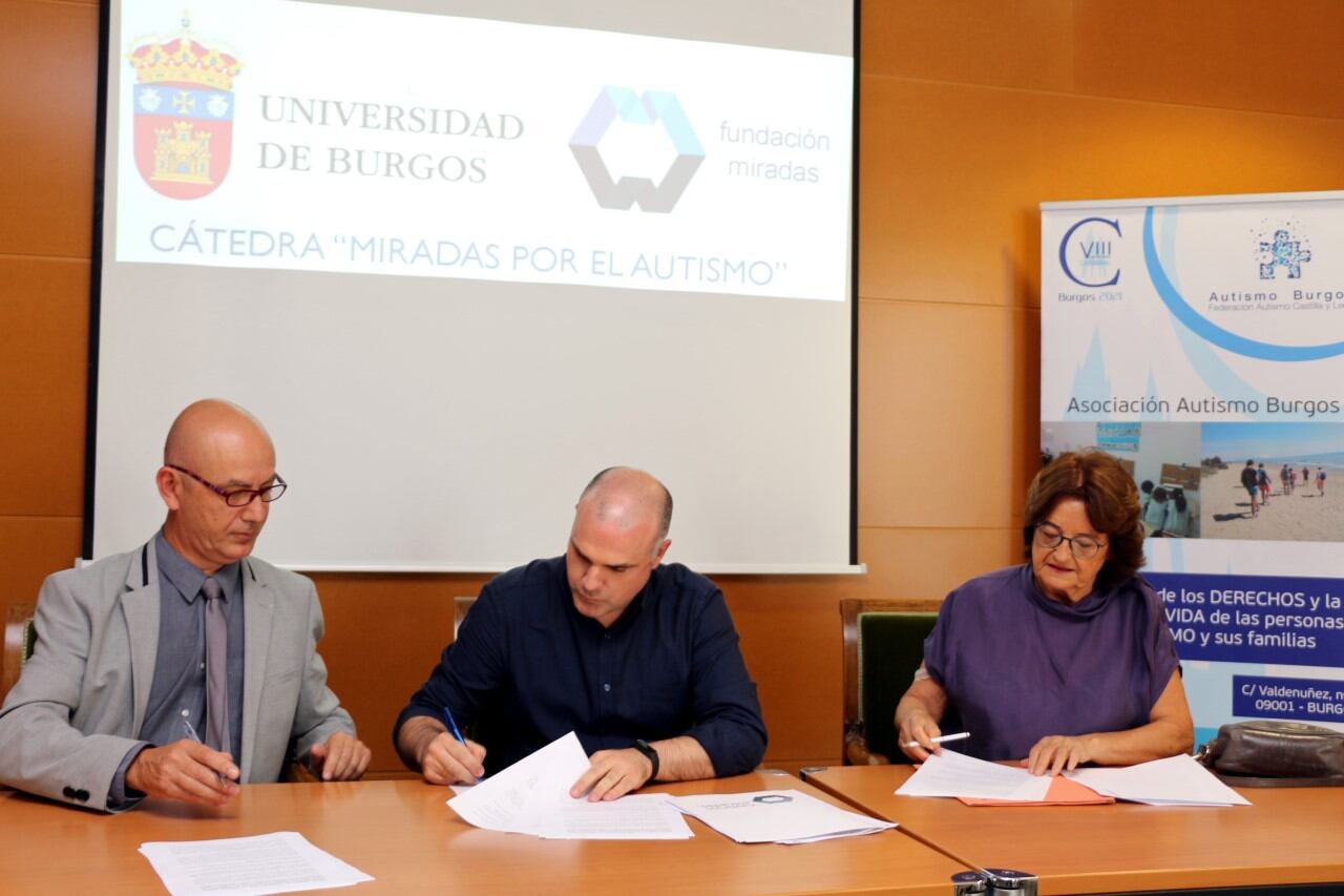 Firma del convenio entre la Universidad de Burgos, la Fundación Miradas y Autismo Burgos. / Foto: UBU