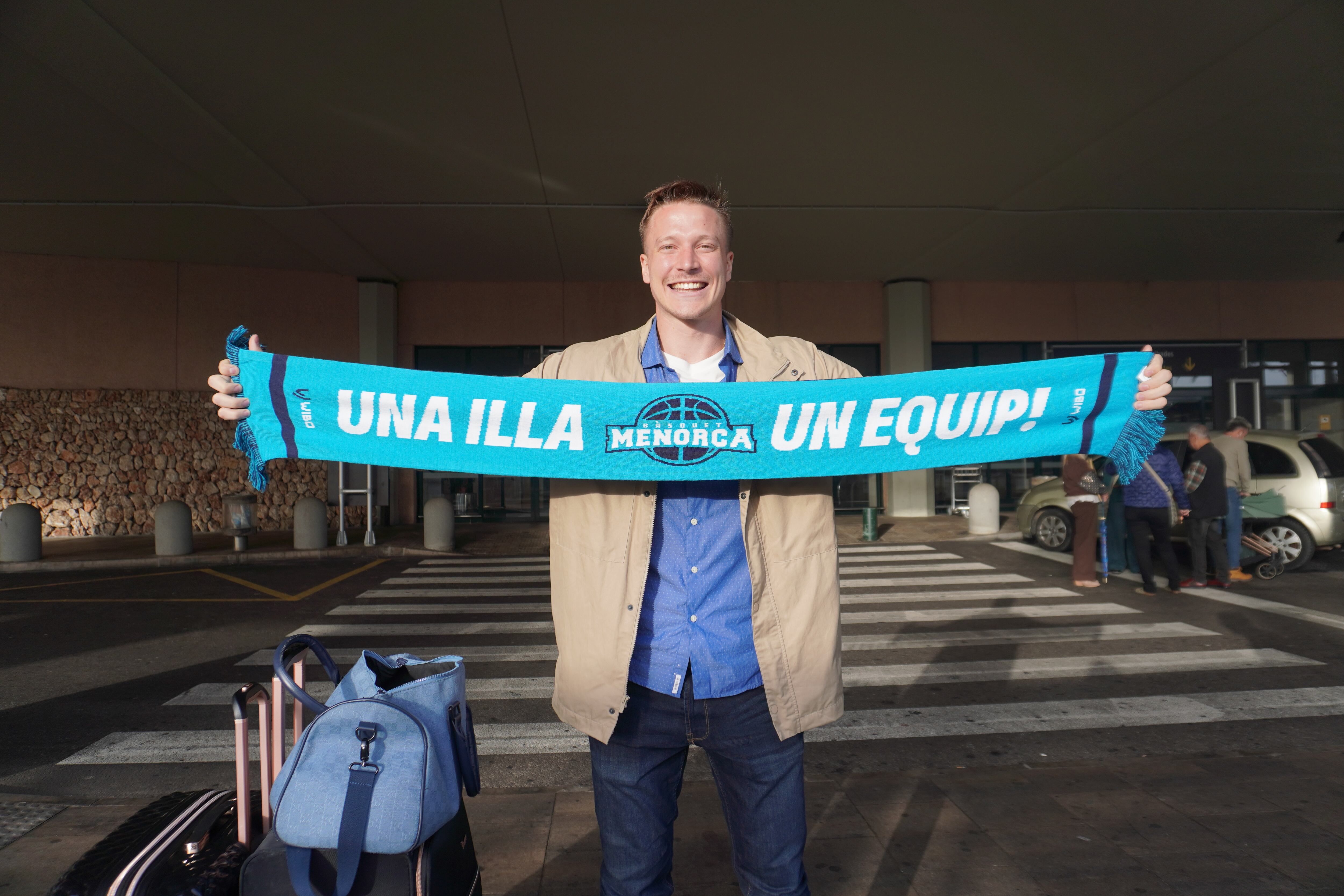 Només aterrar a Menorca ja va voler saludar així a l&#039;afició.