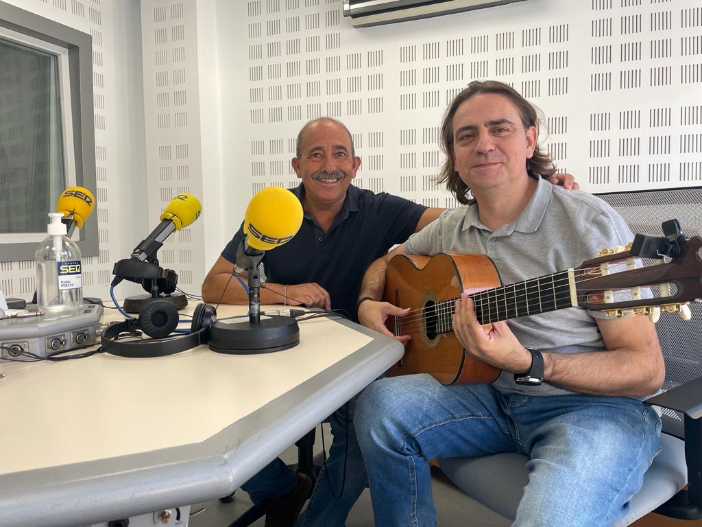 El guitarrista onubense Antonio Dovao y Antonia García, ex director de la Escuela de Arte León Ortega de Huelva