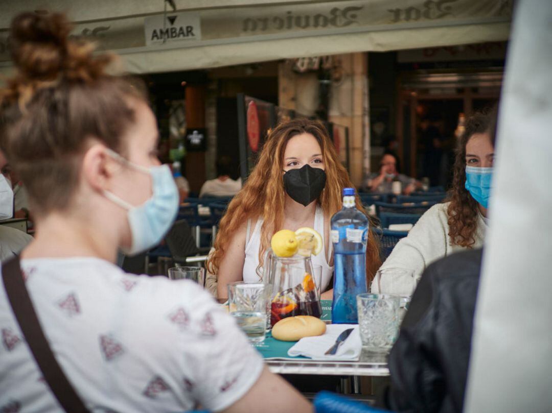 Un grupo de chicas consume en un local