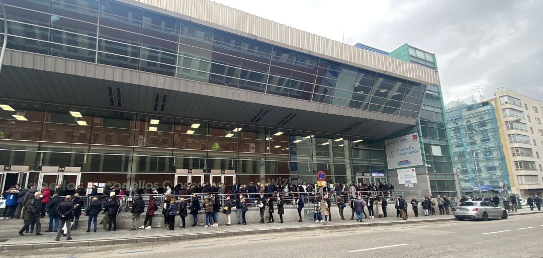 Cola de personas que esperaban para vacunarse en el WiZink Center. 