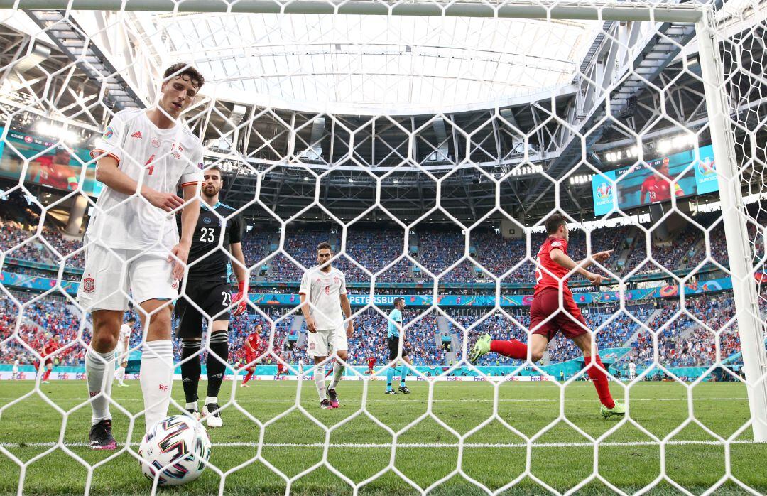 Pau Torres recoge el balón de la red