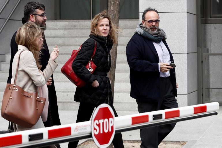 El exalcalde de Majadahonda (Madrid) Guillermo Ortega, a la salida de la Audiencia Nacional, tras haber declarado hoy como testigo ante el juez del caso Bárcenas.