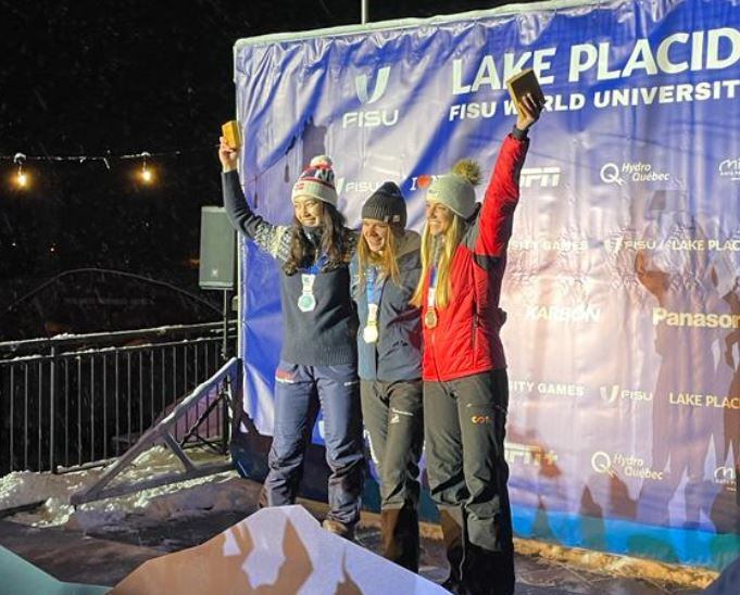 Celia Abad, a la derecha, en el pódium