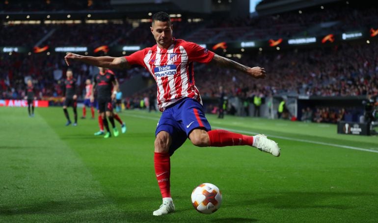 Vitolo intenta centrar un balón durante el partido frente al Arsenal de semifinales de Europa League