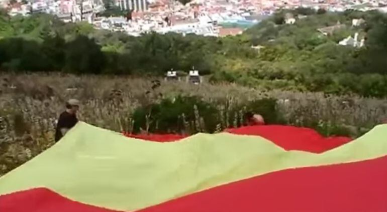 Momento en el que se desplegó la bandera española en Gibraltar por parte de VOX