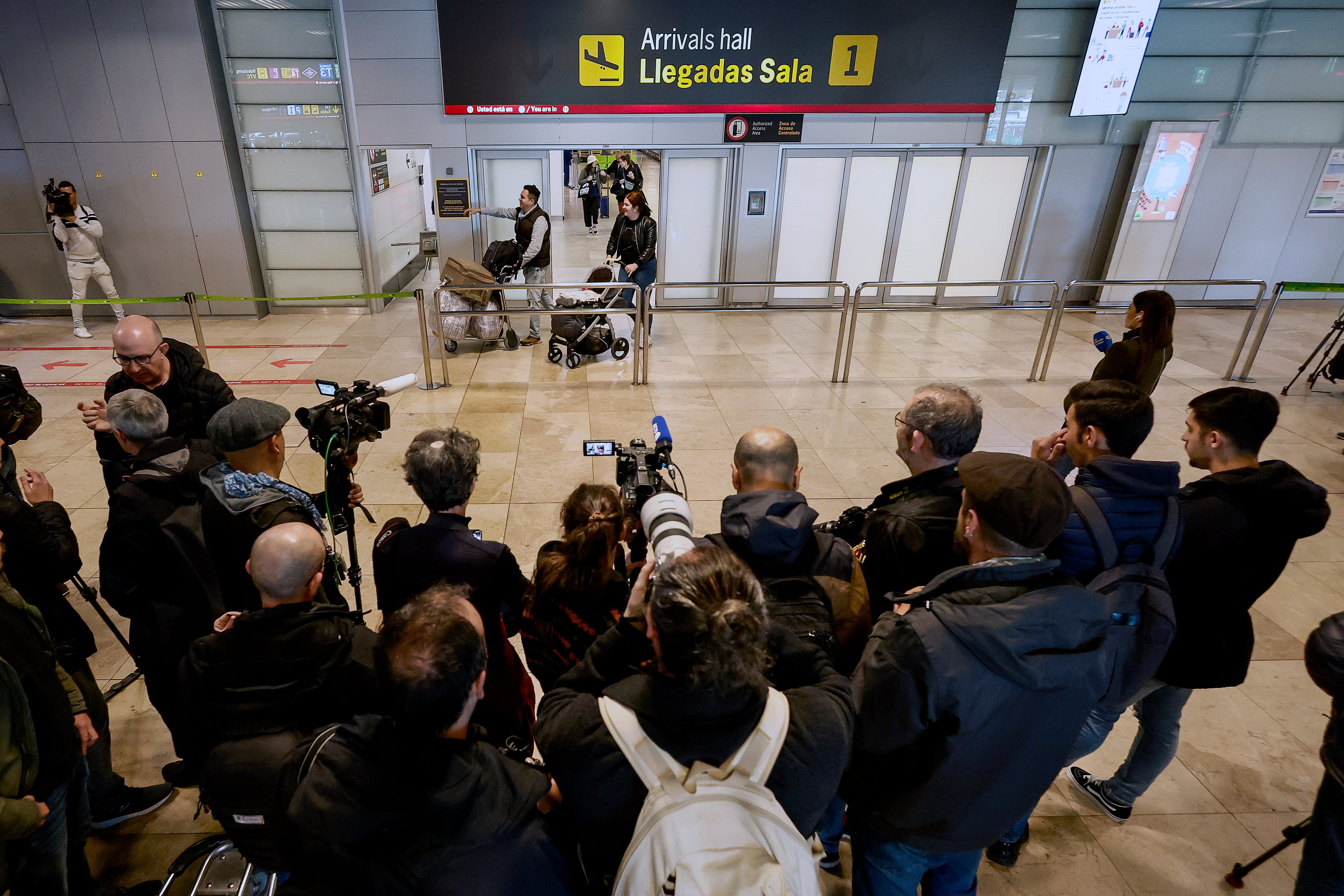 Amplia presencia de medios de comunicación ante una de las salas de llegadas de la Terminal 1 del Aeropuerto Internacional Adolfo Suárez Madrid Barajas. EFE/ Sergio Pérez