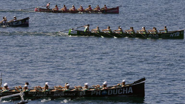 GRA143. SAN SEBASTIÁN, 06/09/2015.- La embarcaciones Kaiku (debajo), NT2-Ondarribia (d), Tirán (i), y San Juan-Iberdrola (arriba), durante la celebración de la primera jornada de la bandera de la Concha de traineras celebrada hoy en la bahía de la Concha de San Sebastián. EFE/Juan Herrero.