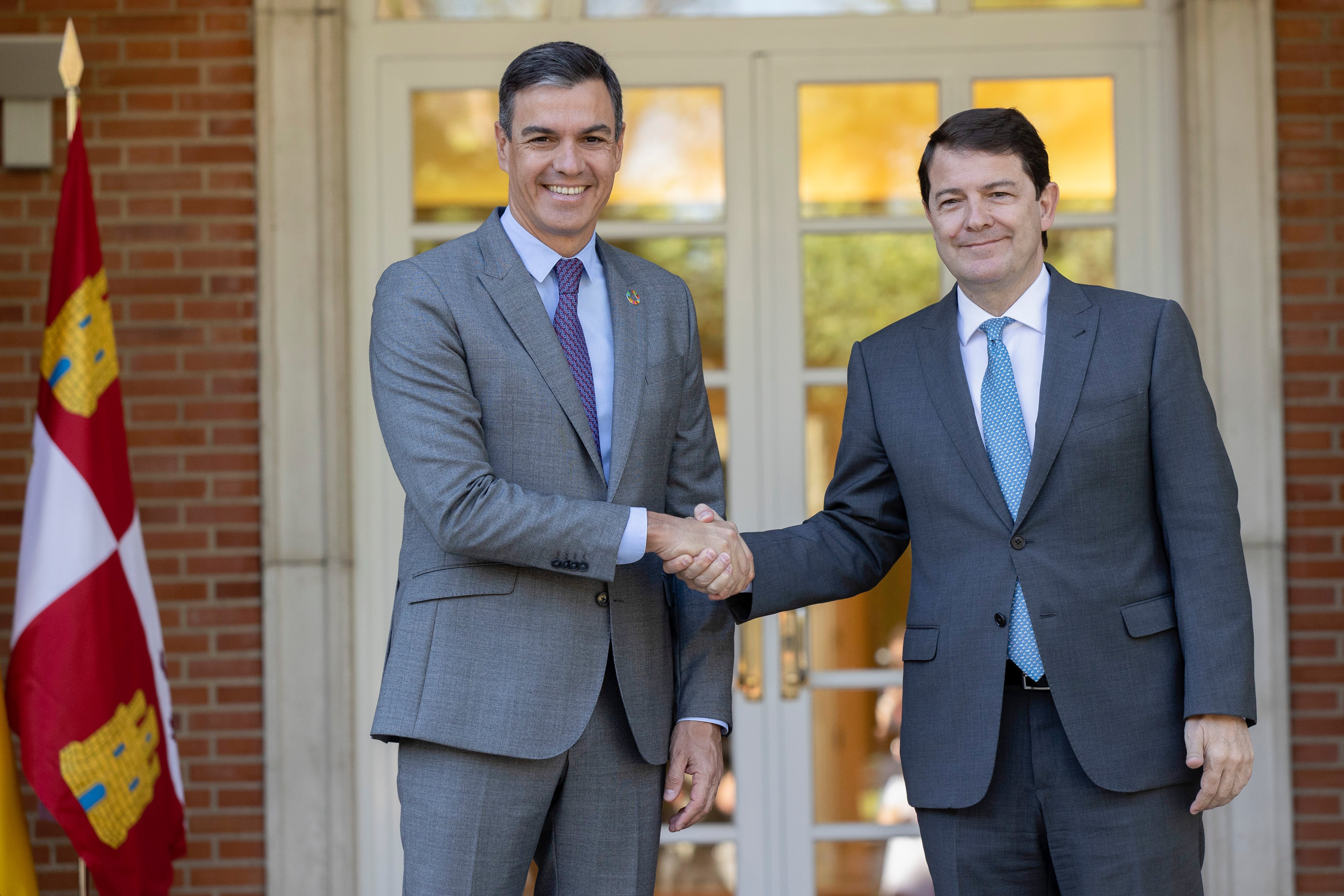 El presidente del Gobierno, Pedro Sánchez (i), y el presidente de la Junta de Castilla y León, Alfonso Fernández Mañueco, en una imagen de archivo