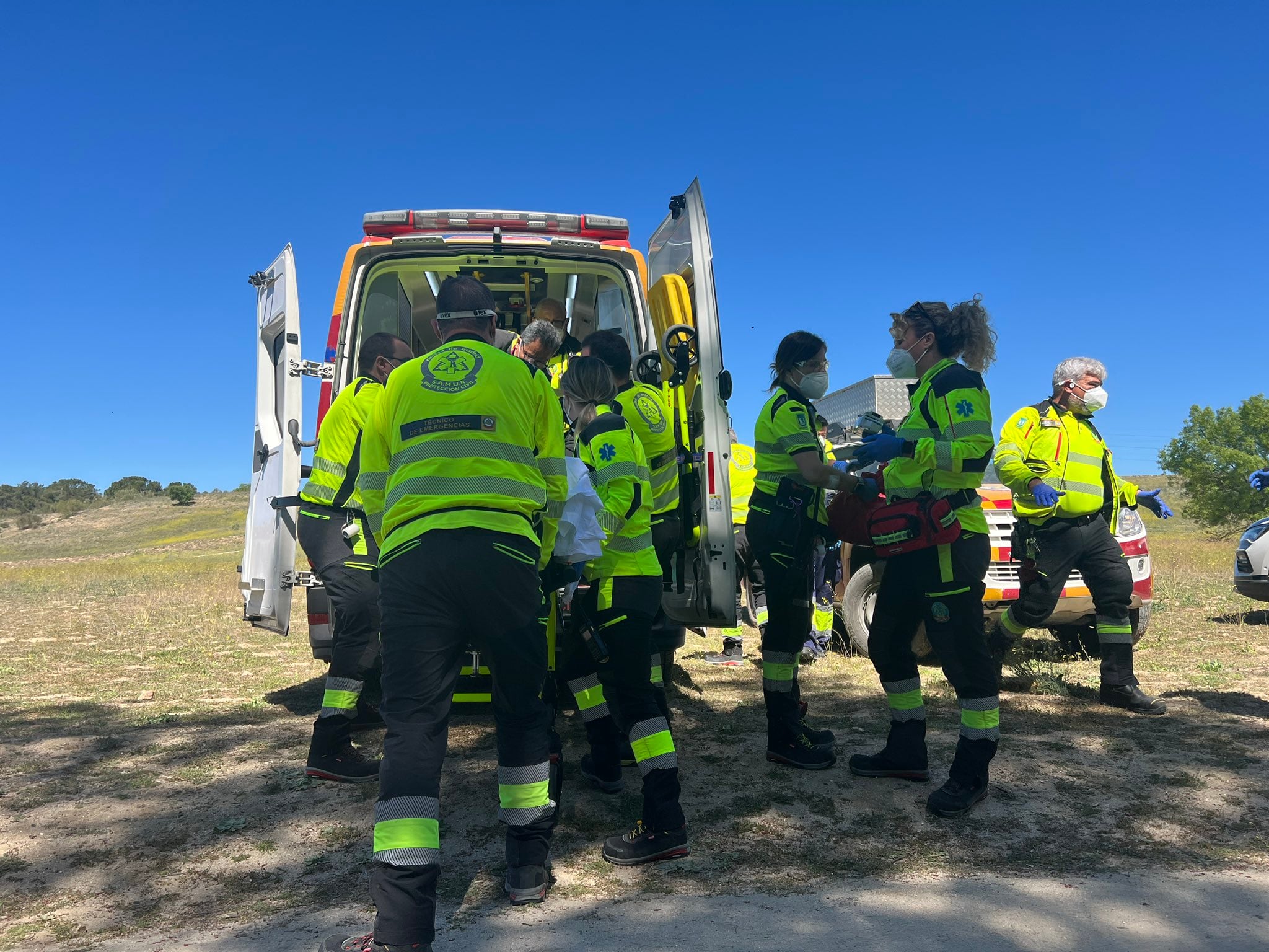 Los efectivos del SAMUR-PC ayer en el distrito de Fuencarral-El Pardo