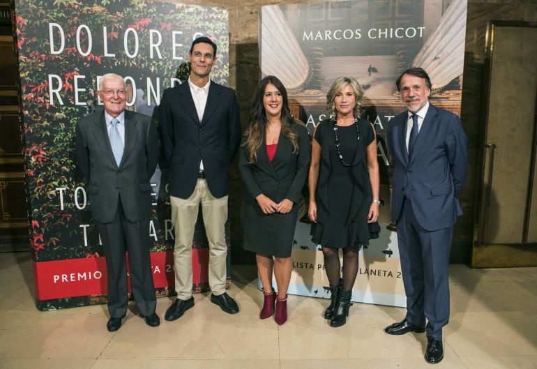 Dolores Redondo y Marcos Chicot posando durante la presentación de sus libros