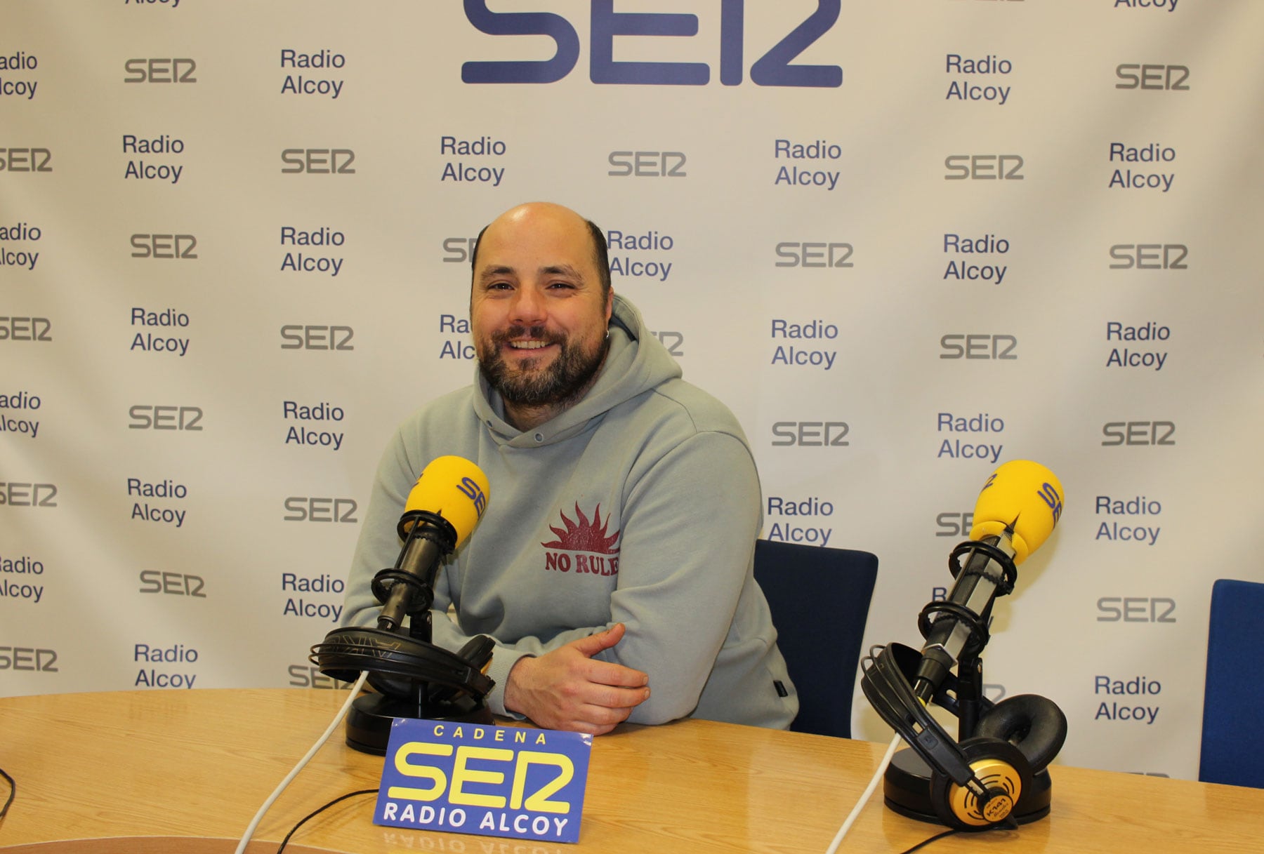 Omar Castanyer, en l&#039;estudi central de Radio Alcoy