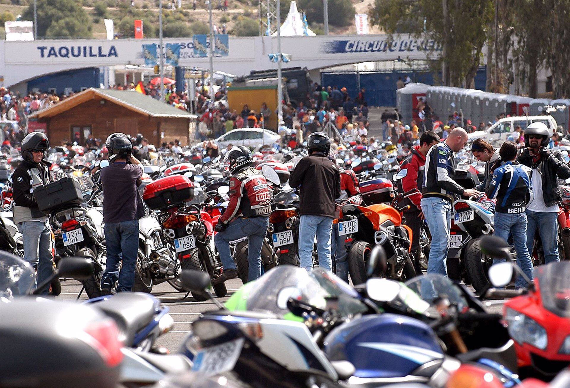 Aficionados en el exterior del Circuito de Jerez