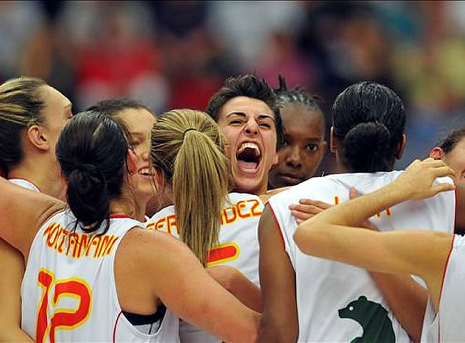 Las chicas del basket celebran el tercer puesto